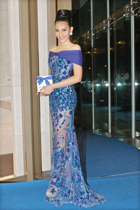 Chiếc váy bó sát cơ thể giúp Trương Thị May khoe được thân hình hoàn hảo.